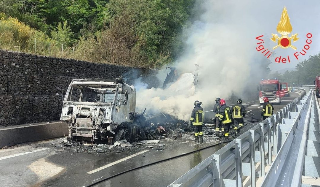 In fiamme un tir sulla A2 all’altezza dello svincolo Altilia Grimaldi