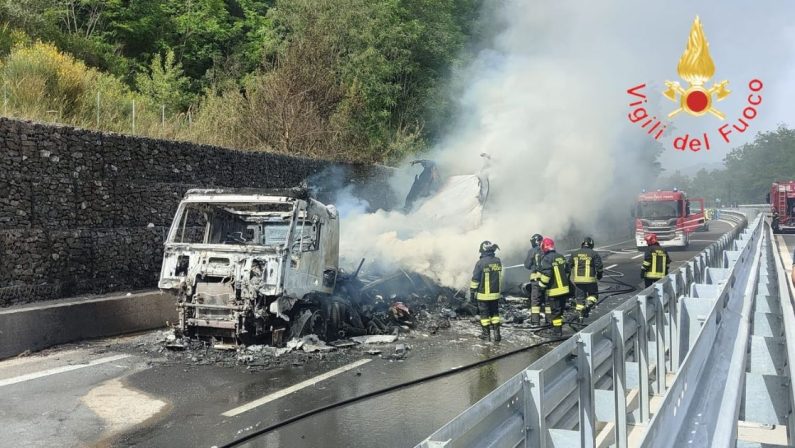 In fiamme un tir sulla A2 all'altezza dello svincolo Altilia Grimaldi