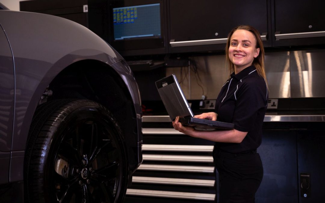 JLR forma colleghi e partner su produzione di auto elettriche di lusso