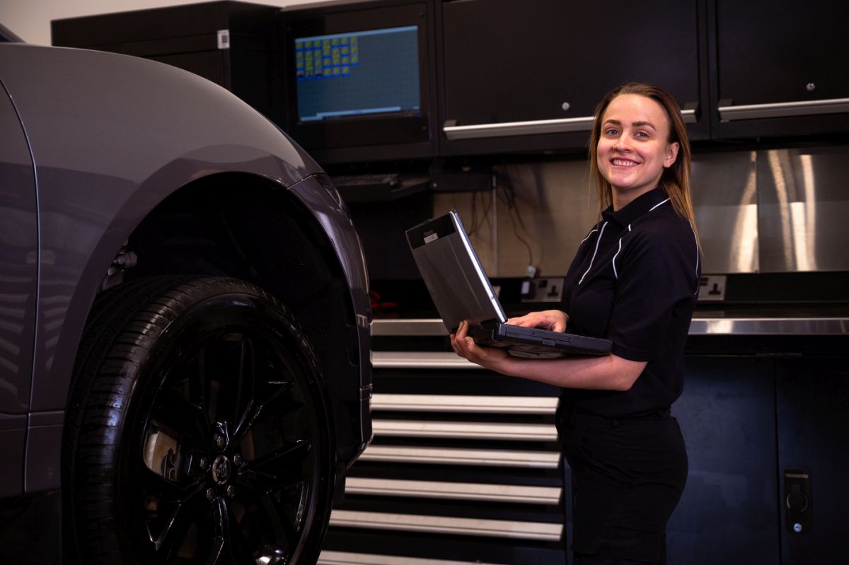 JLR forma colleghi e partner su produzione di auto elettriche di lusso