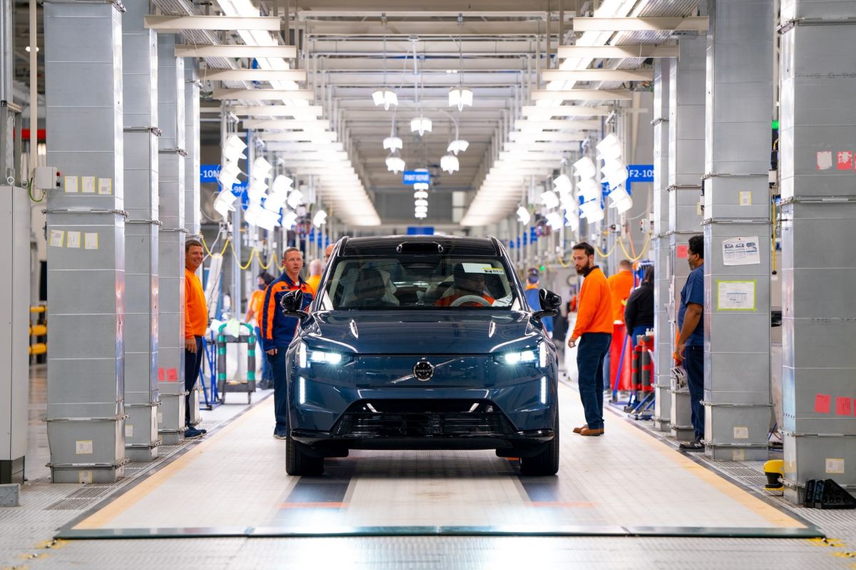 Via alla produzione della Volvo EX90 a trazione elettrica