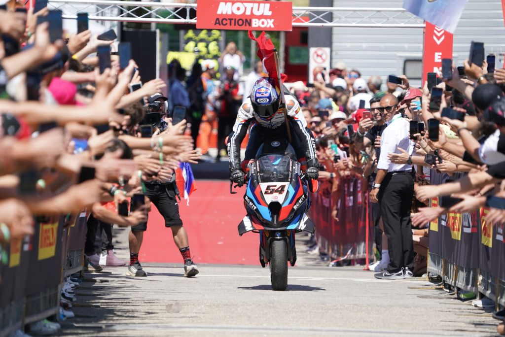 Superbike, Razgatlioglu completa la tripletta a Misano