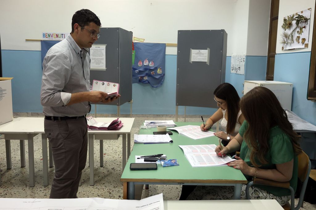 Ballottaggi, riaperti i seggi. Si vota fino alle 15. Affluenza in calo