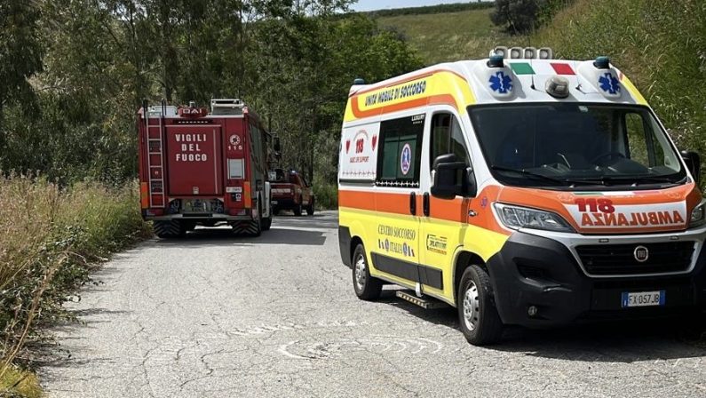 Mezzo agricolo si ribalta e rimane schiacciato: tragedia nel Vibonese