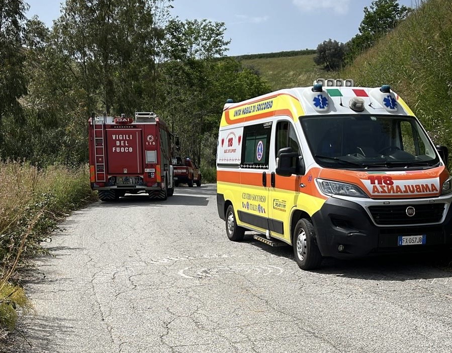 Mezzo agricolo si ribalta e rimane schiacciato: tragedia nel Vibonese