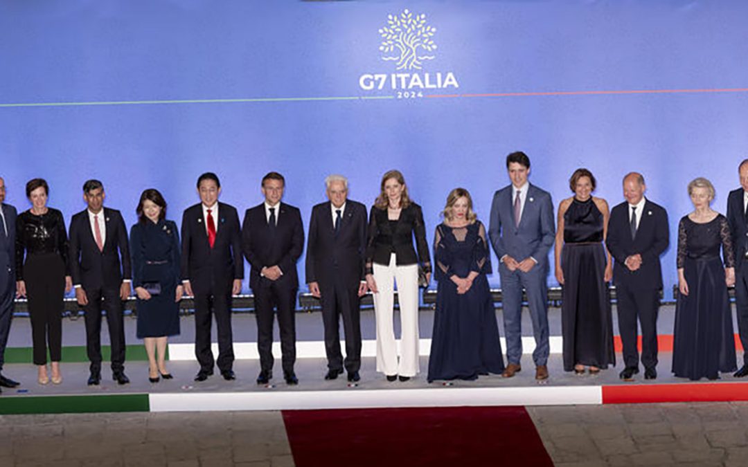 Foto ricordo dei partecipanti al G7 in Puglia insieme a Sergio Mattarella