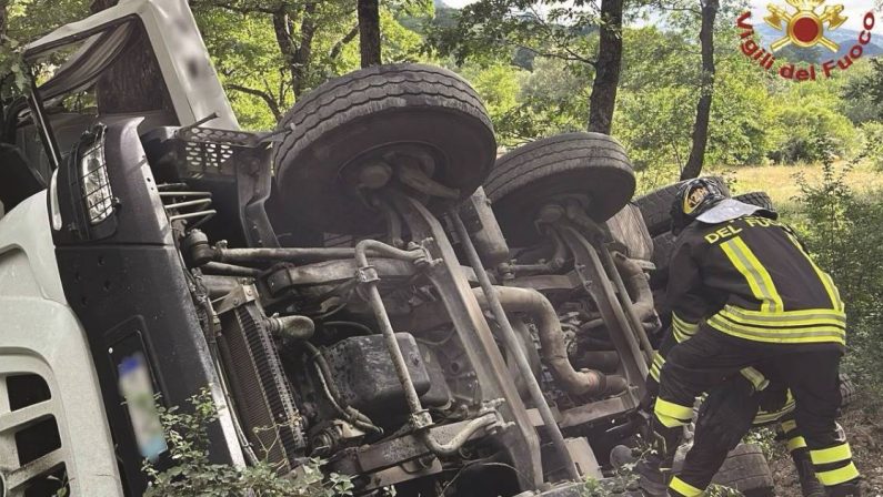 Tragedia a San Fele, operaio muore incastrato nel camion