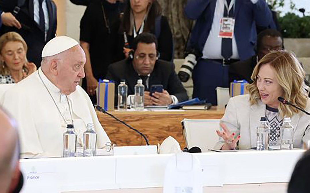Papa Francesco con Giorgia Meloni durante il G7 in Puglia