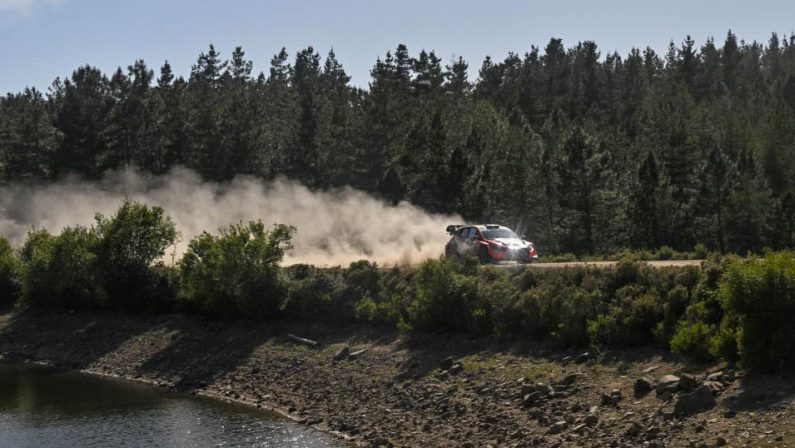 Mondiale Rally, Ogier fora vicino al traguardo e in Sardegna vince Tanak