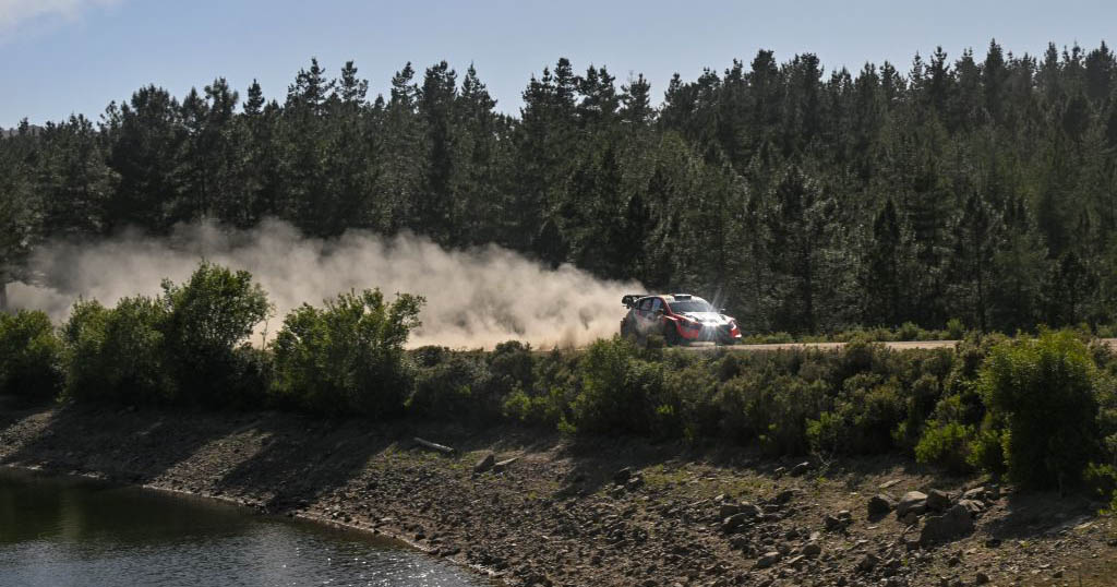 Mondiale Rally, Ogier fora vicino al traguardo e in Sardegna vince Tanak