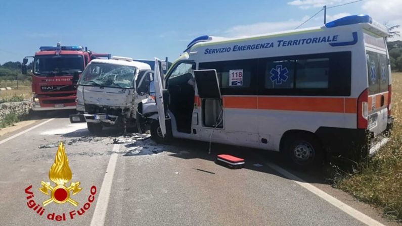 Scontro tra ambulanza e autocarro: 5 feriti