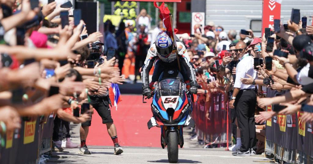 Toprak Razgatlioglu in sella alla sua BMW