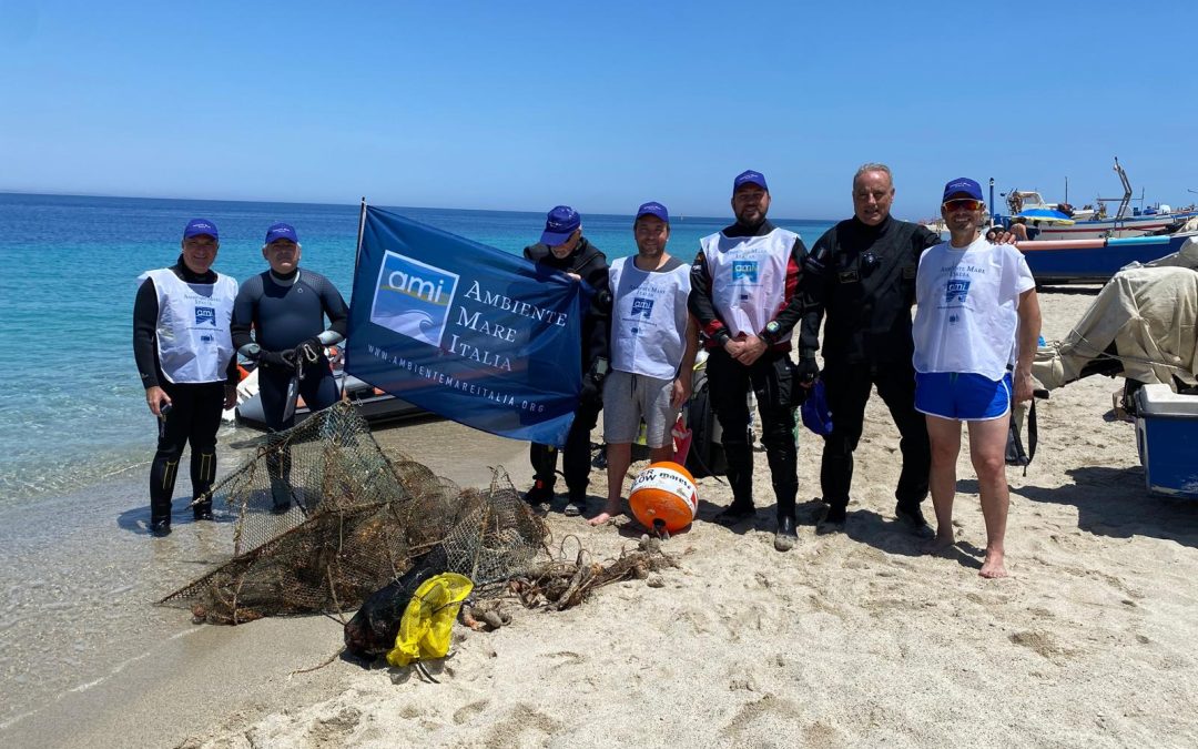 Subacquei volontari di Ambiente Mare Italia e dell'Associazione Italiana Sicurezza Ambientale