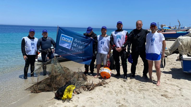 Volontari liberano la Baia di Soverato dai pericoli sommersi