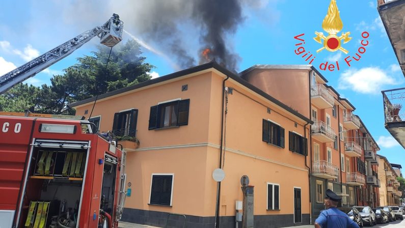 Vibo Valentia, incendio in palazzina: paura in centro città