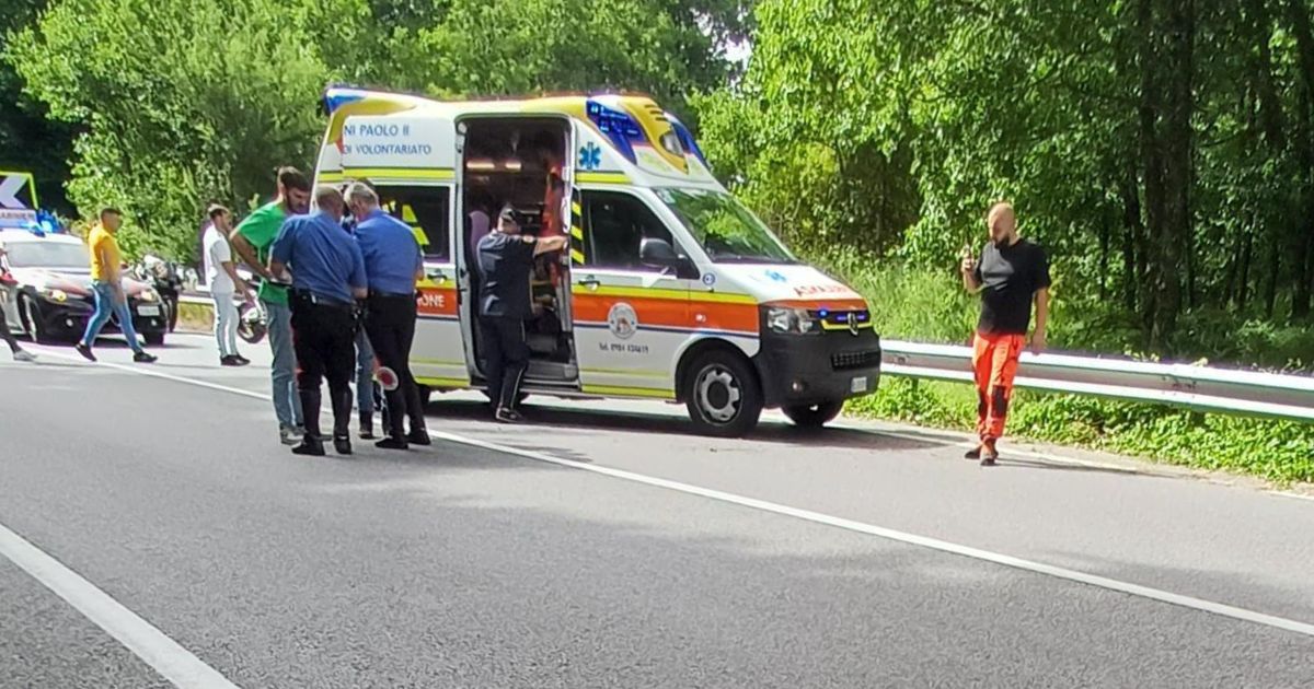 Incidente sulla Statale 107: perde il controllo della moto e sbalza sulla strada