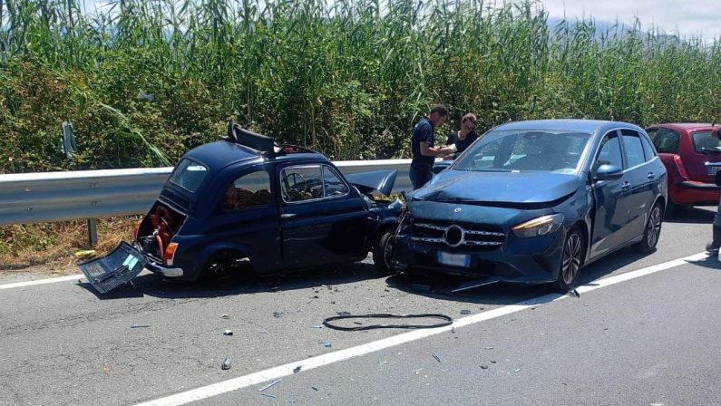 Scalea, scontro frontale tra due auto: un morto