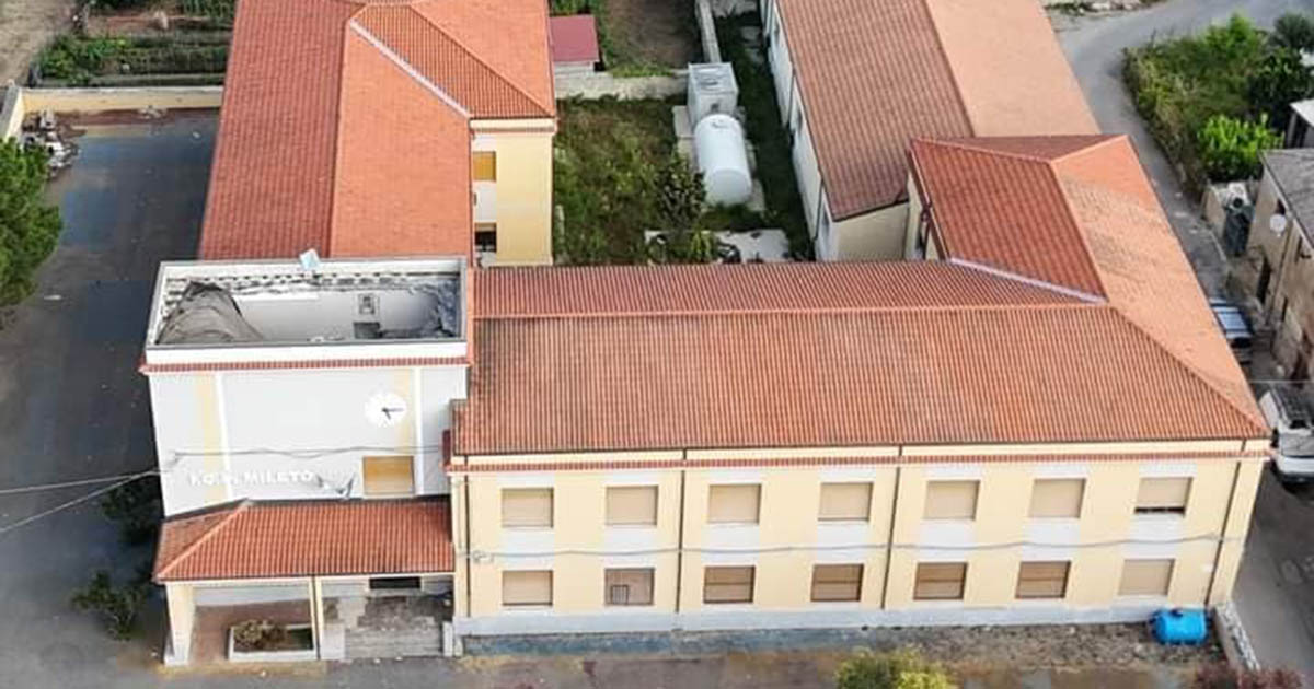 Mileto, crolla il tetto della scuola (malgrado le numerose ristrutturazioni)