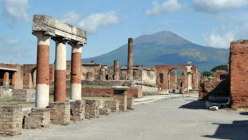 Turista sfregia un muro di Pompei: denunciato e risarcirà il danno