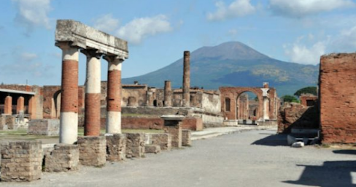 Turista sfregia un muro di Pompei: denunciato e risarcirà il danno