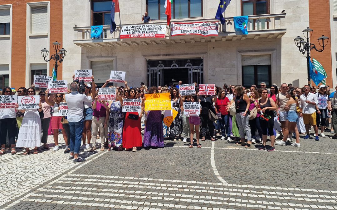 La protesta a Crotone dei lavoratori della Abramo customer care