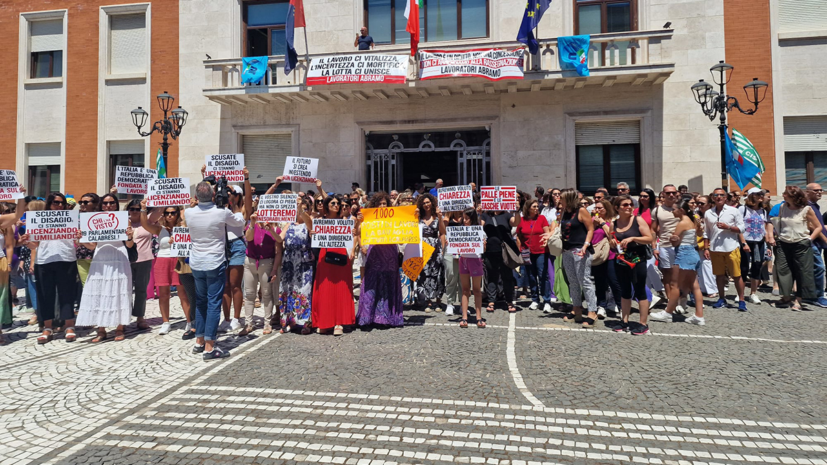 Abramo, la protesta dei dipendenti in piazza a Crotone