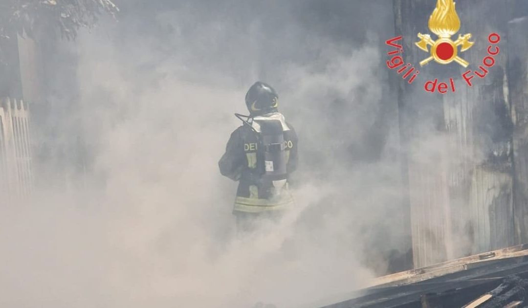 VIDEO – Reggio, capannone in fiamme, la struttura collassa. Evacuate 40 famiglie preventivamente