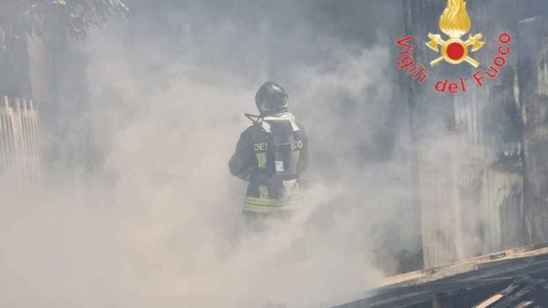 VIDEO - Reggio, capannone in fiamme, la struttura collassa. Evacuate 40 famiglie preventivamente