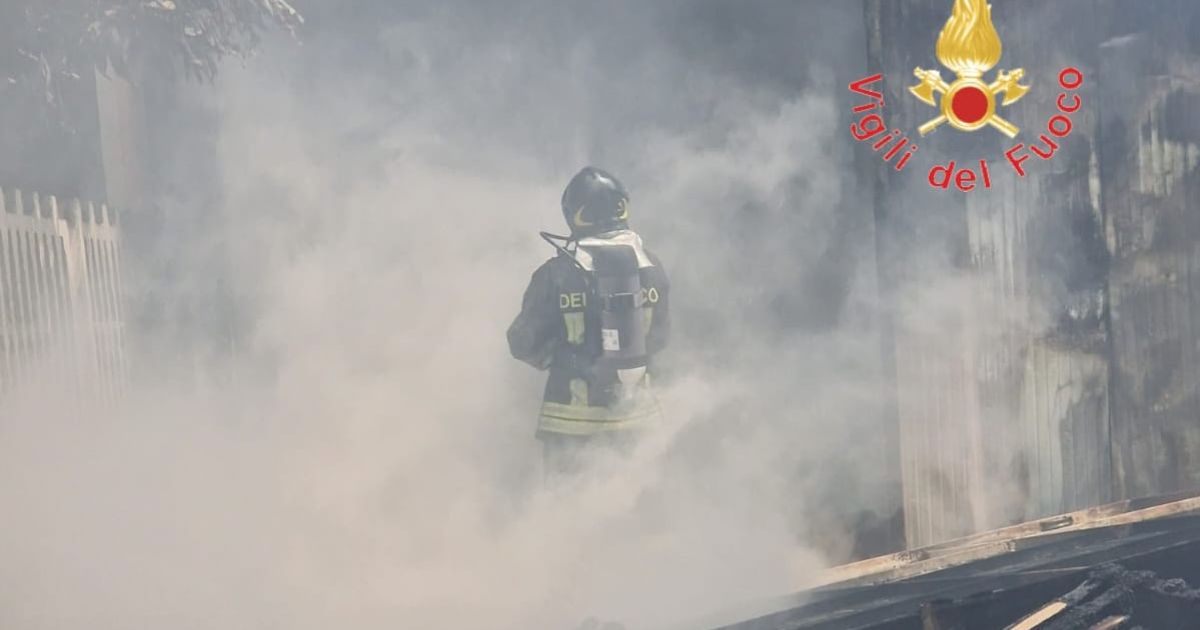 VIDEO – Reggio, capannone in fiamme, la struttura collassa. Evacuate 40 famiglie preventivamente