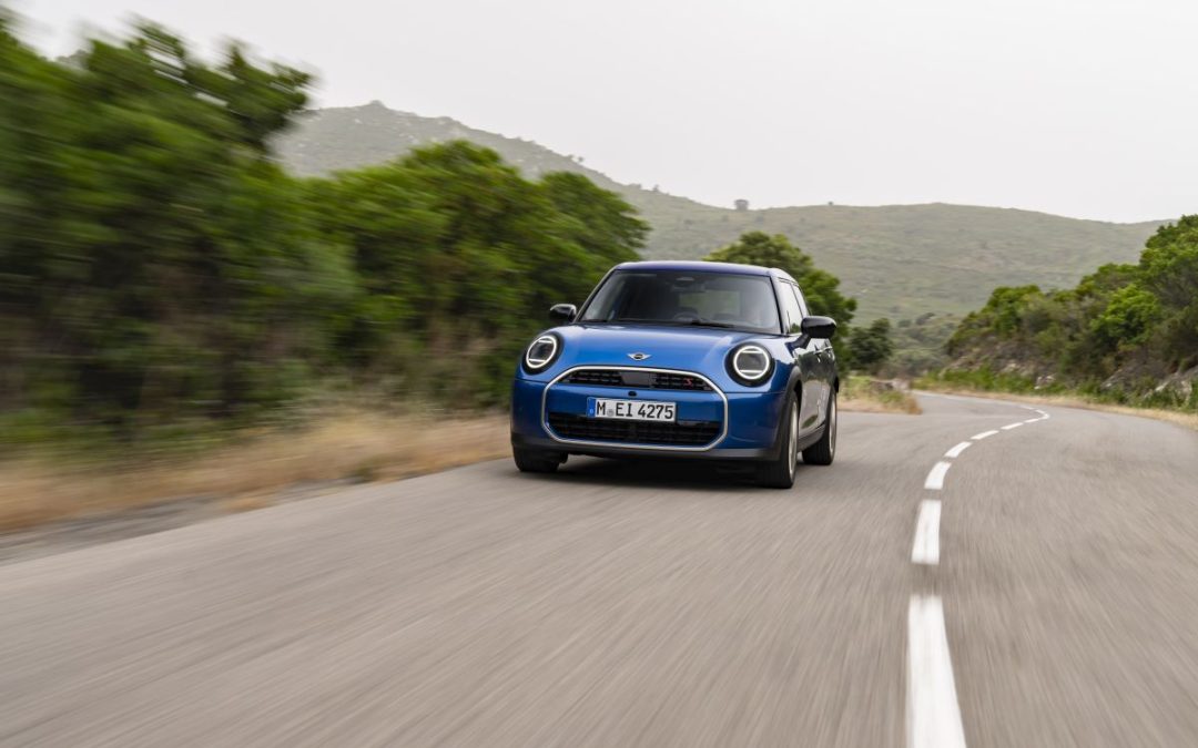 Nuova Mini Cooper S 5 porte, più spazio e divertimento di guida