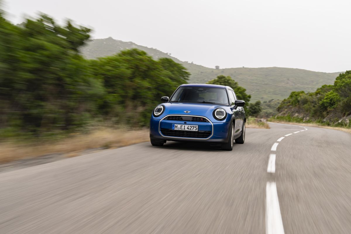 Nuova Mini Cooper S 5 porte, più spazio e divertimento di guida