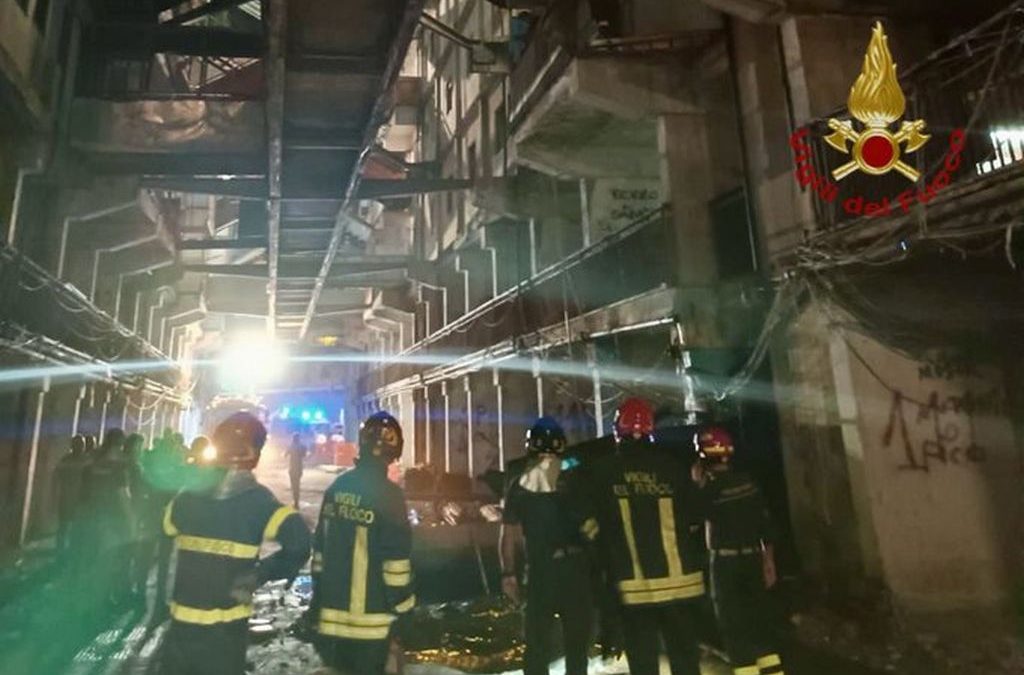 Napoli, crolla un ballatoio alle Vele di Scampia. 2 morti e 13 feriti