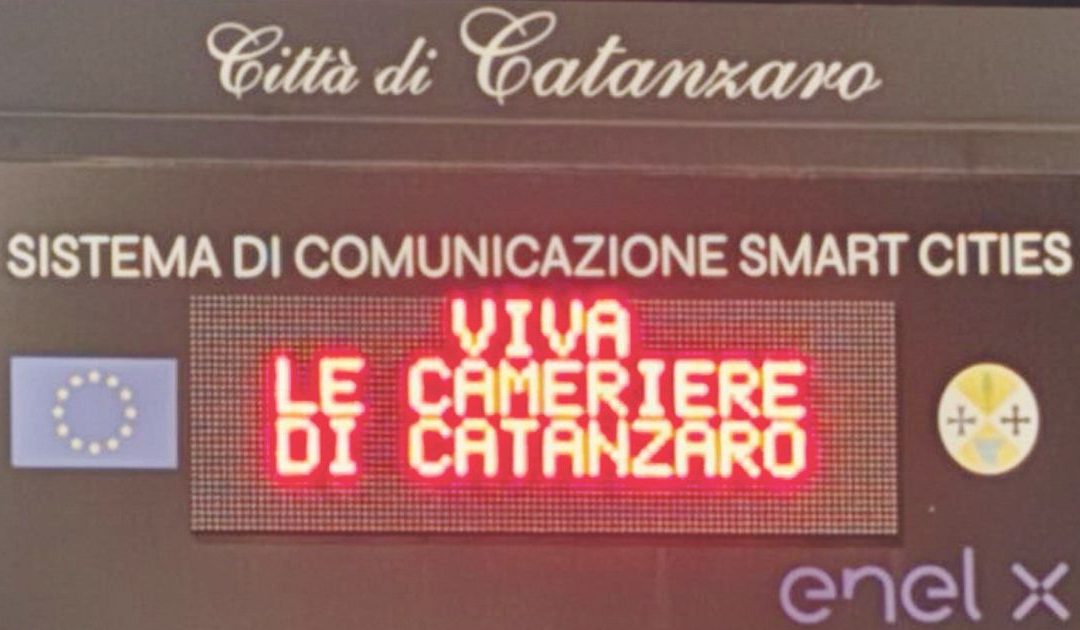 La scritta apparsa su un cartello digitale della città di Catanzaro