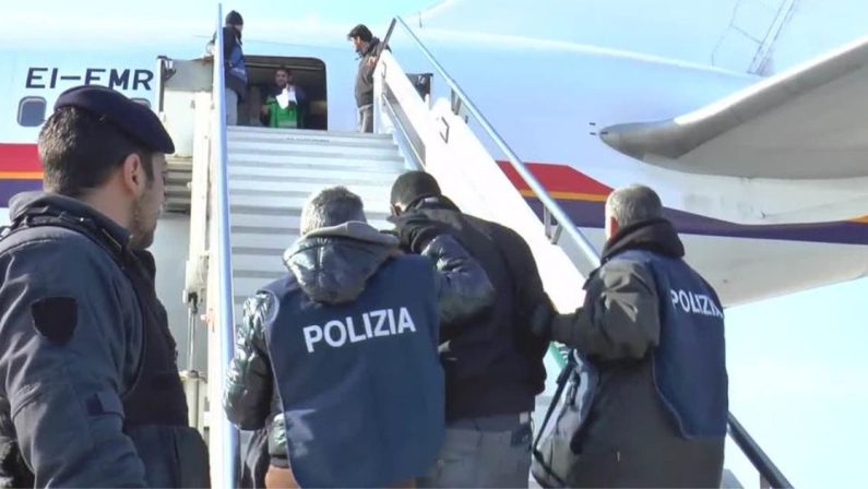 Catanzaro, contrasto all'immigrazione clandestina: rimpatrio per 7 persone