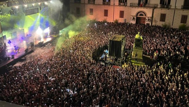 A Cosenza 5000 «cuori a mille» per il concerto di Calcutta