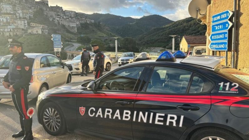 Corigliano Rossano, "Apri, siamo i carabinieri". Poi l'accoltellamento