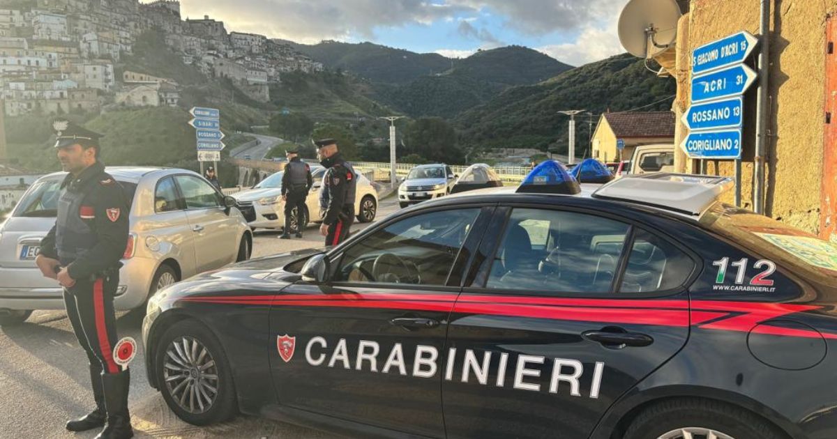 Corigliano Rossano, “Apri, siamo i carabinieri”. Poi l’accoltellamento