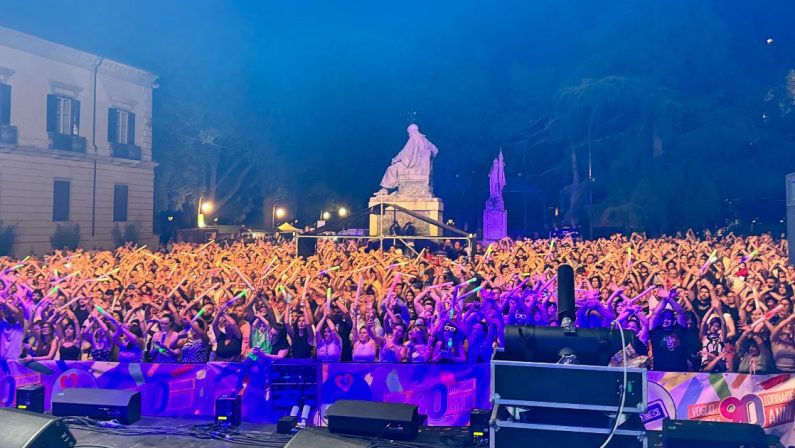 VIDEO - Cosenza in festa, tutti pazzi per gli anni '90