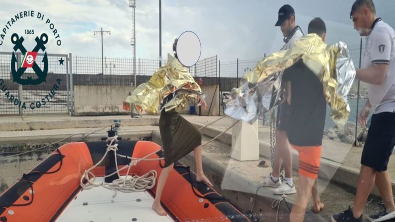 Barca capovolta a Montauro: Guardia Costiera salva due diportisti