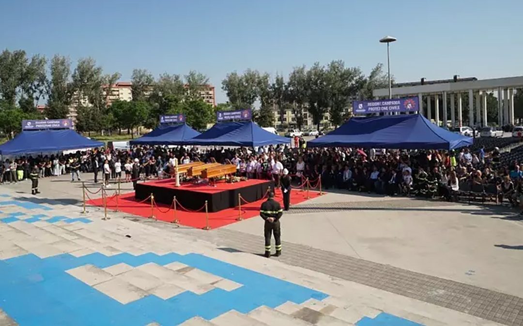 La celebrazione del funerale delle vittime del crollo del ballatoio di Scampia