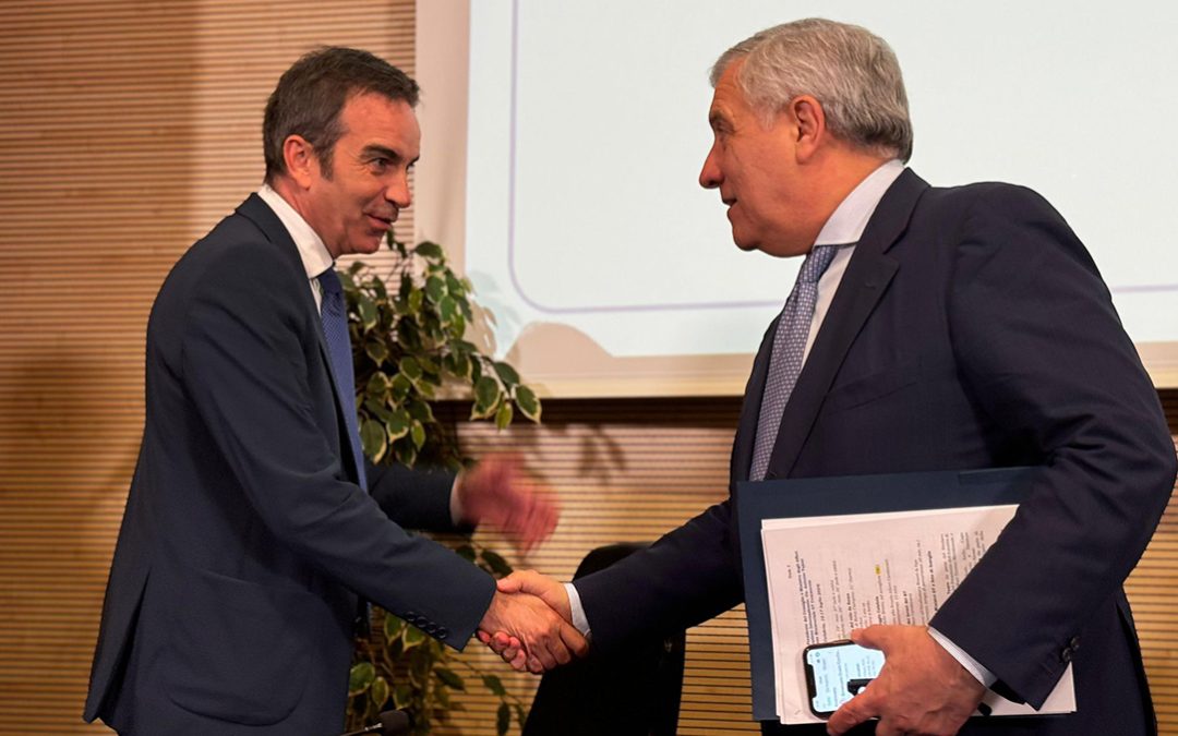 Stretta di mano tra Occhiuto e Tajani