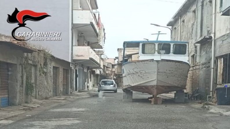 Gioia Tauro, barca parcheggiata in strada: denunciato il proprietario