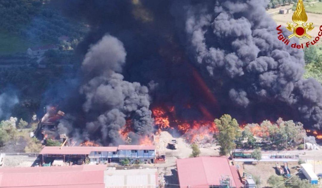 Incendi nel Reggino, in fiamme anche un deposito di materiale plastico a Palmi