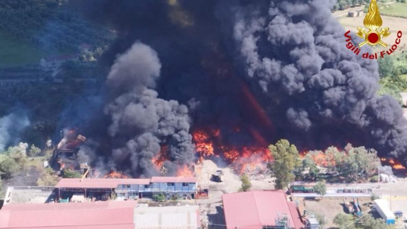 Incendi nel Reggino, in fiamme anche un deposito di materiale plastico a Palmi