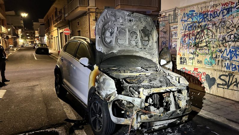 Automobile di Video Calabria distrutta da un incendio