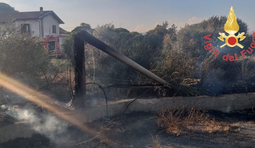 Catanzaro, incendio in zona sud, distrutti pali della rete Telecom