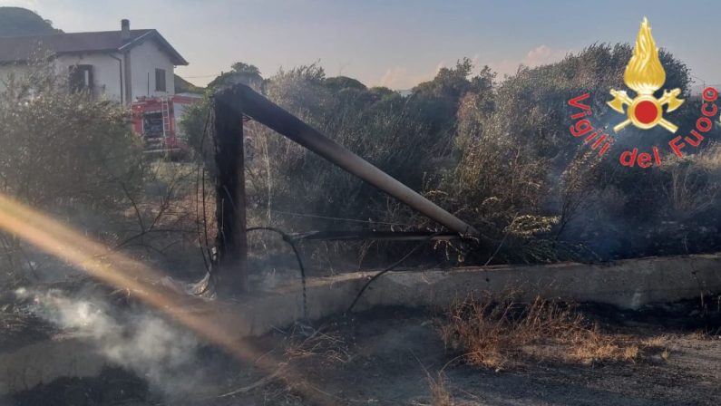 Catanzaro, incendio in zona sud, distrutti alcuni pali Telecom