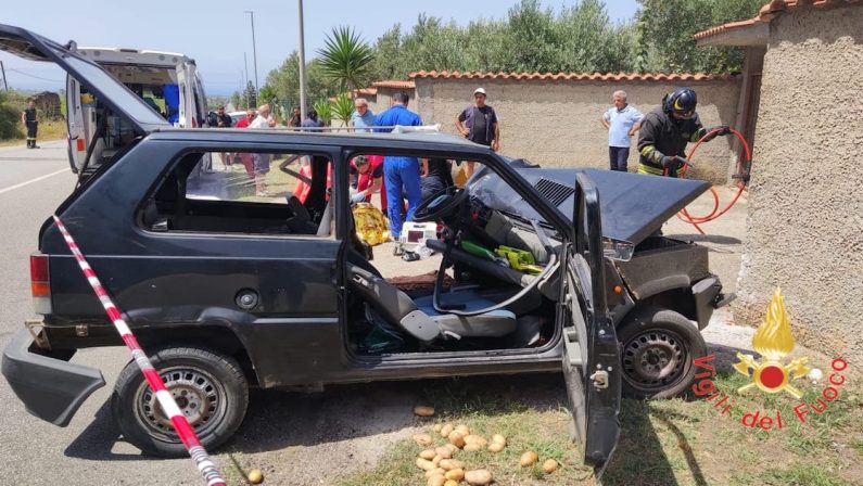Lamezia Terme, scontro tra furgone e auto: donna grave in ospedale