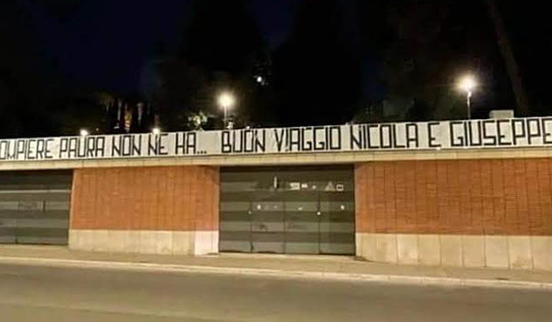 Lo striscione dei tifosi materani per ricordare Nicola Lasalata e Giuseppe Martino