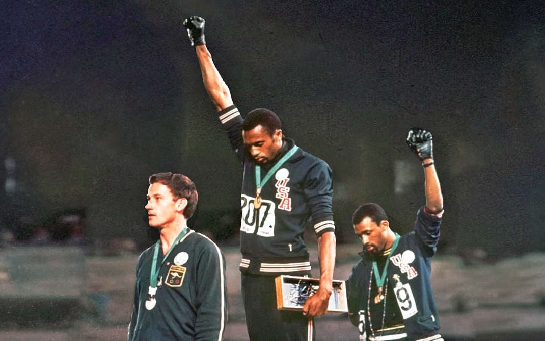 Il pugno al cielo di Tommie Smith e John Carlos contro il razzismo alle Olimpiadi del 1968